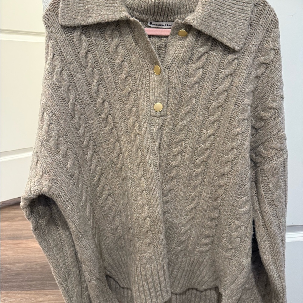 Abercrombie & Fitch Cable Knit sweater in Beige